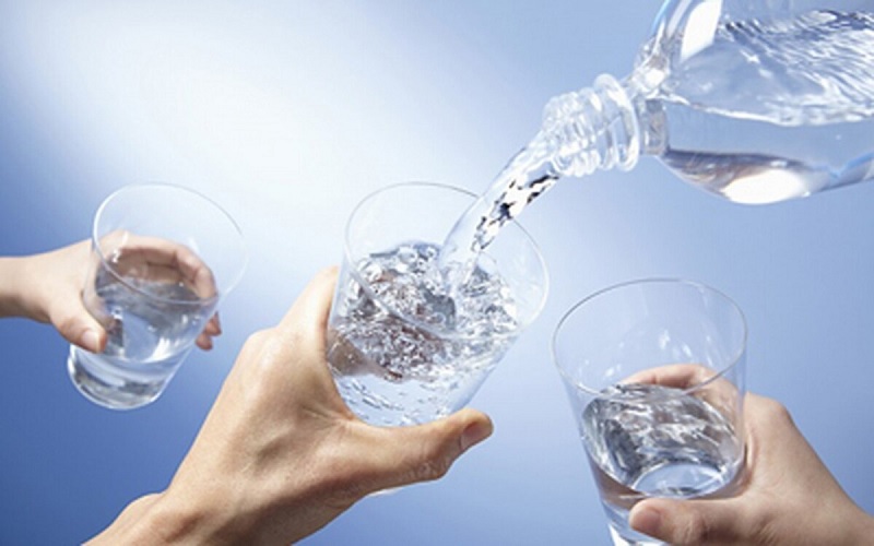 Uống nhiều nước giúp chân mày nhanh hồi phục hơn